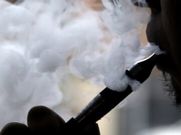 Sabores añadidos a cigarrillos electrónicos, posible causa de lesiones pulmonares