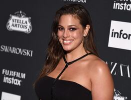 Ashley Graham presume figura ‘curvy’ con lencería en sesión