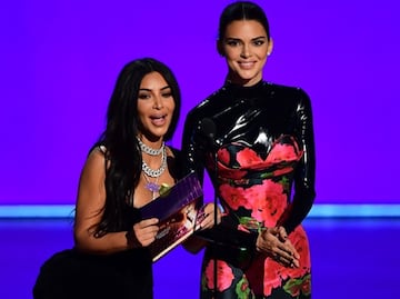 Se burlan de Kim y Kendall Jenner en ceremonia de los Emmy