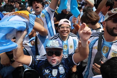 VIDEO | Argentinos cantan “El que no salte es un inglés” durante el himno y desatan la polémica