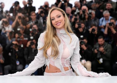 Ester Expósito conquista la Semana de la Moda de París con vestido lencero braless y joyería de lujo