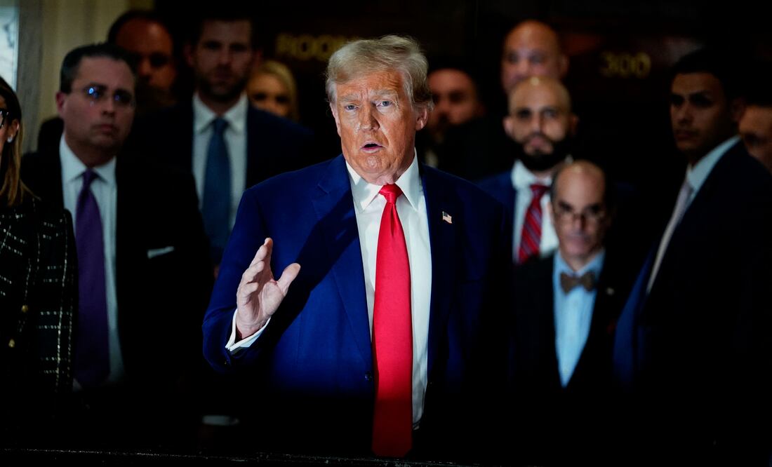 Trump reitera su inocencia en último día del juicio en su contra en Nueva York. (Photo by TIMOTHY A. CLARY / AFP)