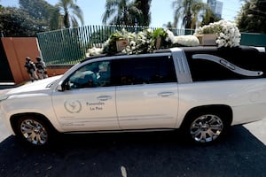 Rosas en forma de gallo y tanquetas: Así fue el velorio de "El Mencho" antes de su entierro en Zapopan. VIDEOS