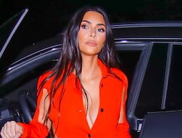 Kim Kardashian se luce en pantalón de cuero y top descubierto