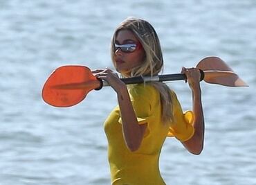 Hailey Bieber luce figura tonificada con lencería en sesión