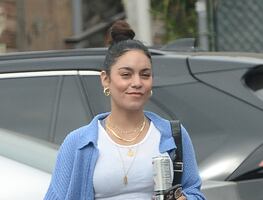 Vanessa Hudgens se luce con top y leggings azules en California