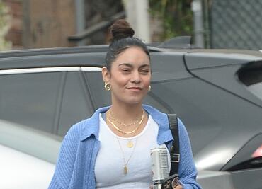 Vanessa Hudgens se luce con top y leggings azules en California