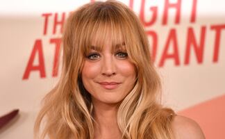 Kaley Cuoco destila glamour en alfombra roja de ‘The Flight Attendant’