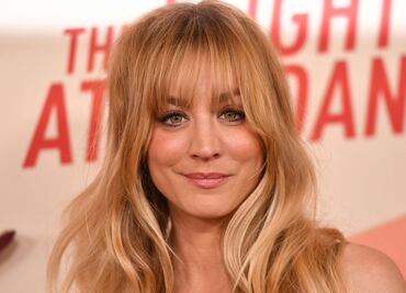 Kaley Cuoco destila glamour en alfombra roja de ‘The Flight Attendant’