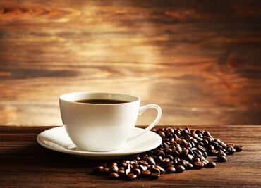 ¿Por qué tomar café después de comer beneficia a la digestión?