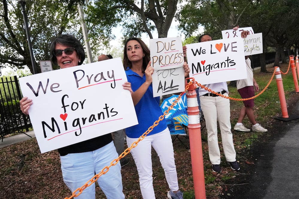 Legislador niega condiciones inhumanas para migrantes: "No es un hotel, es una cárcel" (AP Foto/Rebecca Blackwell)