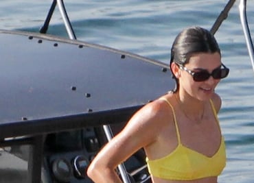 Kendall Jenner deslumbra con mini bikini amarillo en Mykonos