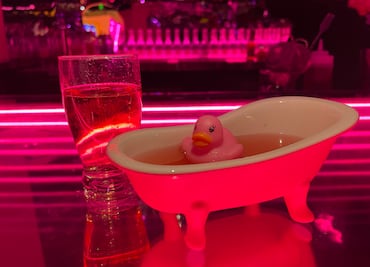 Calirosa, el bar de Dallas donde todo es rosa, destellante e instagrameable