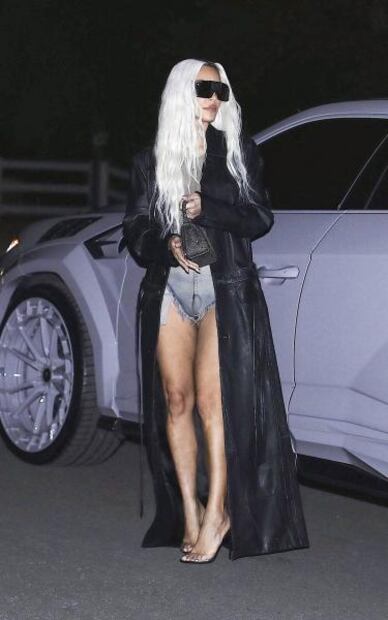 Kim Kardashian arrasa con microshorts de mezclilla en California