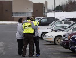 Suman cuatro estudiantes muertos tras tiroteo en instituto de Michigan