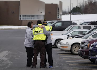 Suman cuatro estudiantes muertos tras tiroteo en instituto de Michigan