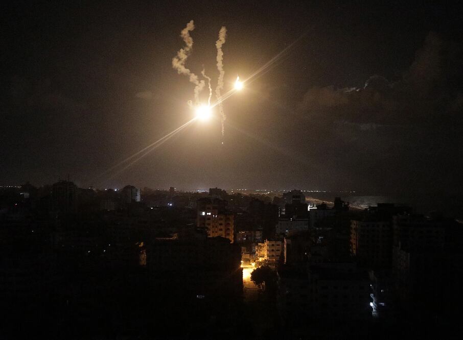 Desplazados que estaban en una iglesia en Gaza murieron y otros resultaron heridos en un bombardeo israelí.  EFE/EPA/MOHAMMED SABER