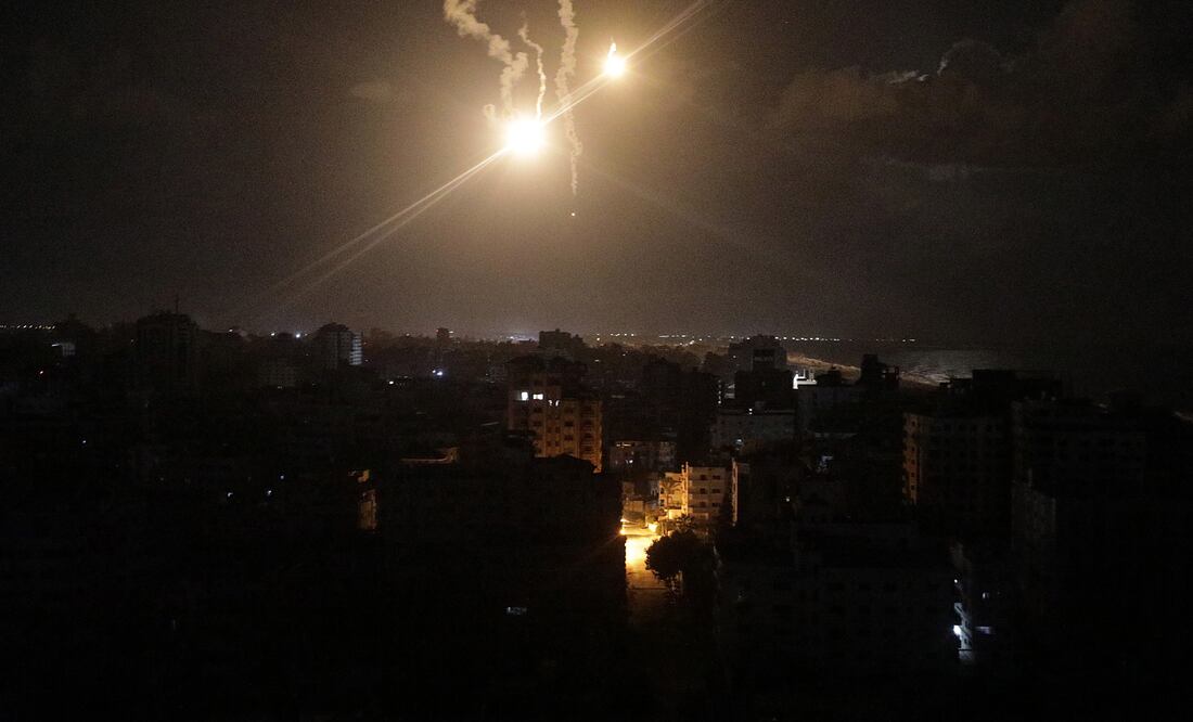 Desplazados que estaban en una iglesia en Gaza murieron y otros resultaron heridos en un bombardeo israelí.  EFE/EPA/MOHAMMED SABER