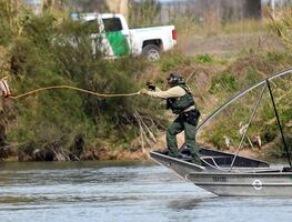 Hallan un cuerpo y rescatan a dos migrantes en el Río Bravo