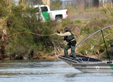 Hallan un cuerpo y rescatan a dos migrantes en el Río Bravo