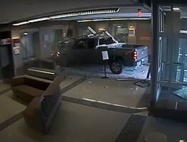 Video. Sujeto estrella su camioneta contra estación de Policía en Colorado