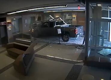 Video. Sujeto estrella su camioneta contra estación de Policía en Colorado