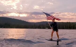 Mark Zuckerberg desata críticas y memes al surfear con la bandera 