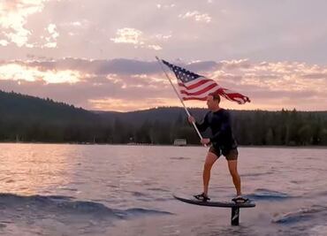 Mark Zuckerberg desata críticas y memes al surfear con la bandera