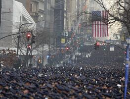 Miles de policías toman la Quinta Avenida de NY para despedir a agente muerto