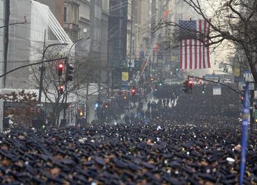 Miles de policías toman la Quinta Avenida de NY para despedir a agente muerto