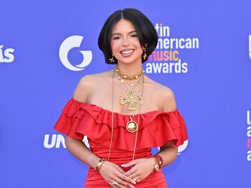 ¿Ángela Aguilar se “robó” vestidos de lujo? Diseñador lo afirma y fans así la defienden