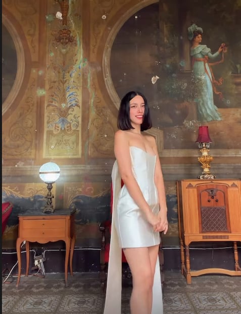 ¿Indirecta para Ángela Aguilar? Ex violinista de Nodal, posa con minivestido estilo nupcial y presume belleza natural. Foto: Instagram