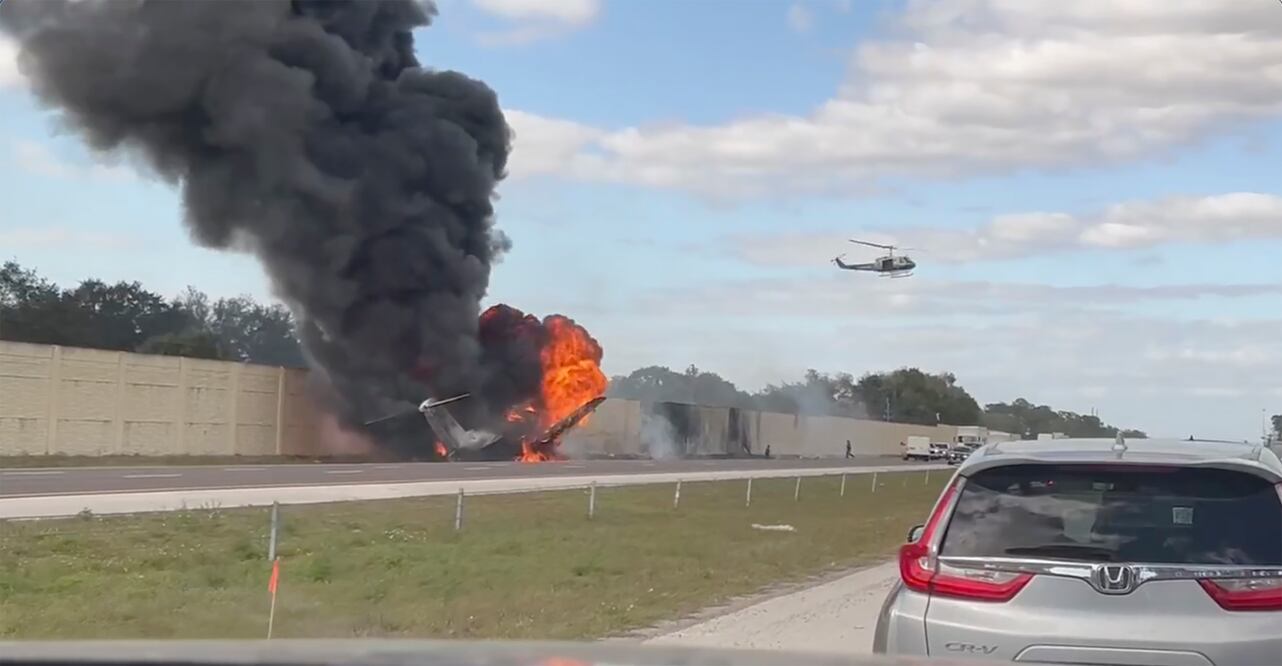 Impactantes imágenes de accidente en Florida: Jet privado choca con auto en autopista. (Chris O'Conner via AP)