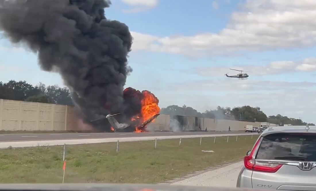 Impactantes imágenes de accidente en Florida: Jet privado choca con auto en autopista. (Chris O'Conner via AP)