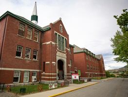 Hallan restos de 215 niños indígenas en antiguo internado de Canadá