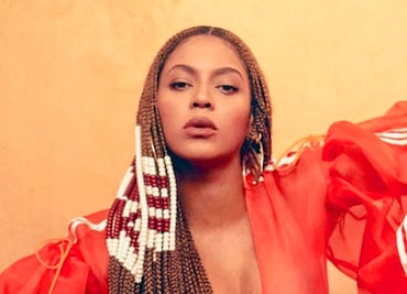 Beyoncé posa con vestido transparente en sesión y deslumbra