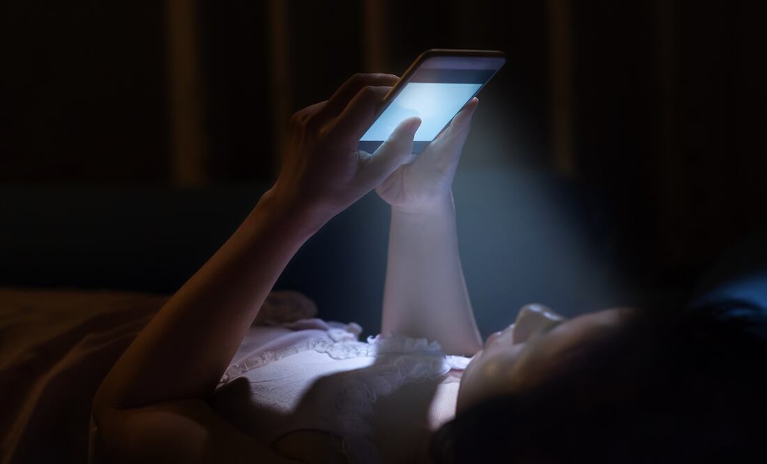 Using cell phone atRestricciones sin precedentes: China limita tiempo de conexión en internet para menores de edad. Foto iStock / Toa55