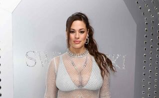 Ashley Graham presume sus curvas con espectacular vestido blanco ‘de raja’