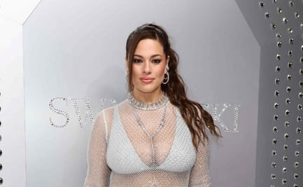 Ashley Graham se roba todas las miradas con vestido totalmente transparente y lencería a la vista