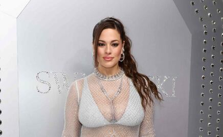 Como todo un ángel: Ashley Graham luce sus curvas y lencería negra en desfile de Victoria’s Secret 