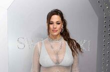 Como todo un ángel: Ashley Graham luce sus curvas y lencería negra en desfile de Victoria’s Secret