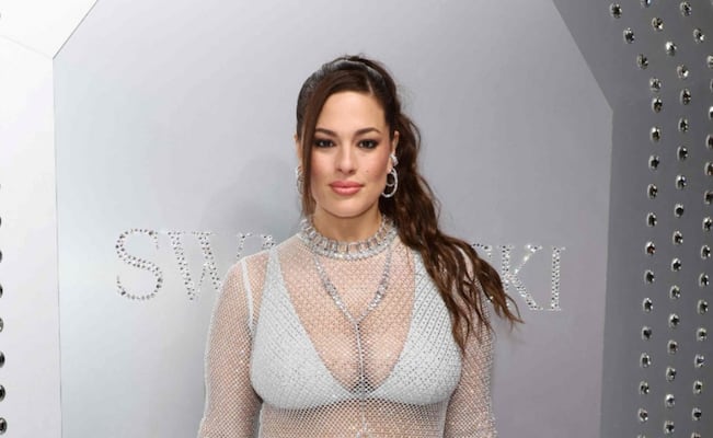 Como todo un ángel: Ashley Graham luce sus curvas y lencería negra en desfile de Victoria’s Secret