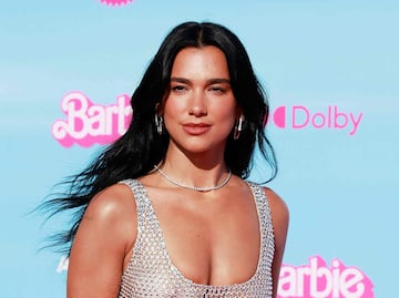 Dua Lipa arrasa en diminuto bikini rojo y posa para presumir su figura en Albania