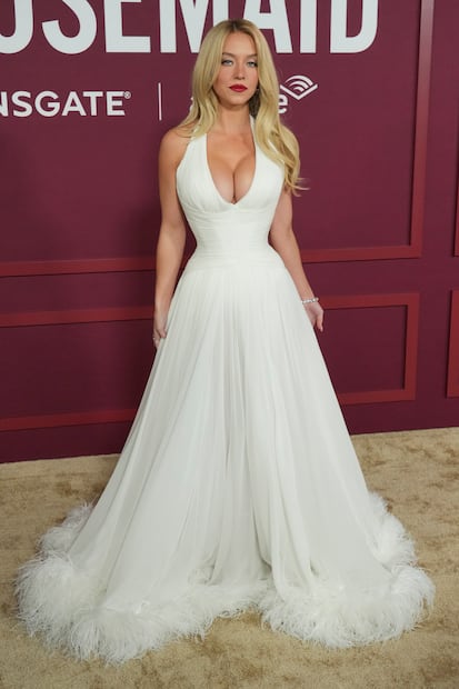 Sydney Sweeney deslumbra con vestido escotado en la premiere de 'The Housemaid'. Foto: AP