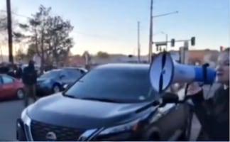 Mujer estadounidense se enfrenta al ICE para defender a migrantes durante redadas: “No abran la puerta” 