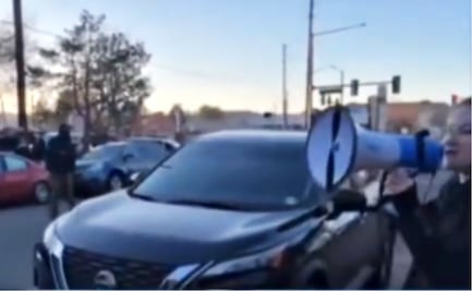 Mujer estadounidense se enfrenta al ICE para defender a migrantes durante redadas: “No abran la puerta” 