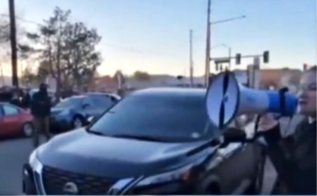 Mujer estadounidense se enfrenta al ICE para defender a migrantes durante redadas; “No abran la puerta”. Foto: Captura redes sociales