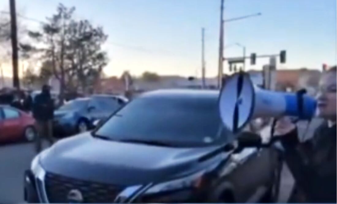 Mujer estadounidense se enfrenta al ICE para defender a migrantes durante redadas; “No abran la puerta”. Foto: Captura redes sociales