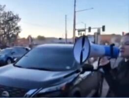 Mujer estadounidense se enfrenta al ICE para defender a migrantes durante redadas: “No abran la puerta”