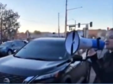 Mujer estadounidense se enfrenta al ICE para defender a migrantes durante redadas: “No abran la puerta”